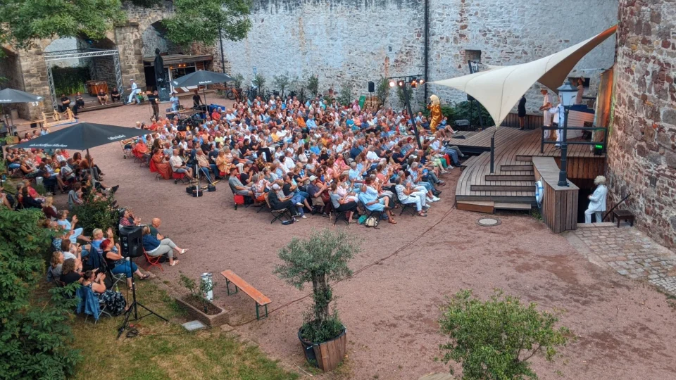 Eine Vorstellung des Stückes „Mord an Bord“ im Sommer 2024 im Graben der Moritzburg. | Bild: Theater Apron