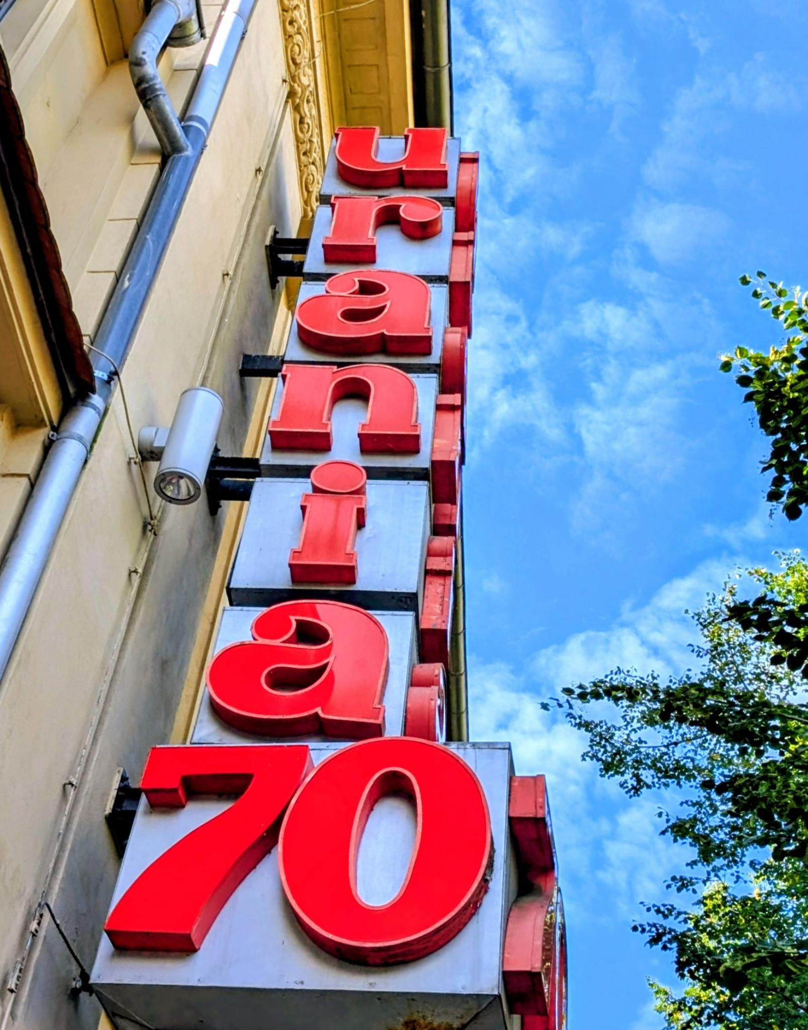 Schriftzug „Urania 70“ an der Fassade der neuen Freien Spielstätte am Moritzburgring 1.