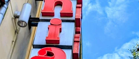 Schriftzug „Urania 70“ an der Fassade der neuen Freien Spielstätte am Moritzburgring 1.